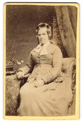 Fotografie W. Elliot, Penrith, 24, Crown Square, Ältere Dame mit Haube und Kragenbrosche