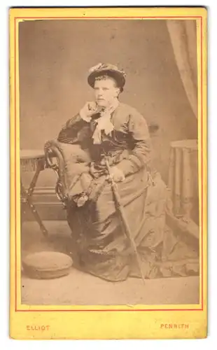 Fotografie W. Elliot, Penrith, 24, Crown Square, Bürgerliche Dame mit Schirm