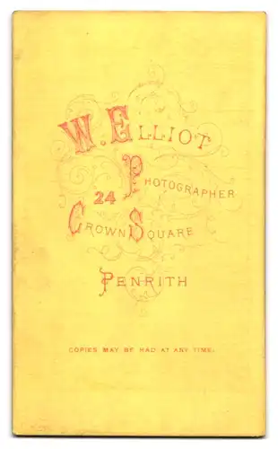 Fotografie W. Elliot, Penrith, 24, Crown Square, Bürgerliche Dame mit Schirm