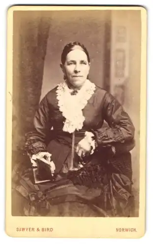 Fotografie Sawyer & Bird, Norwich, Bürgerliche Dame in zeitgenössischer Kleidung