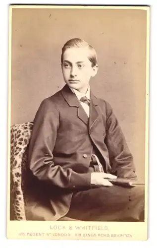 Fotografie Lock & Whitfield, London-W., 178, Regent Street, Junger Herr im Anzug mit Fliege
