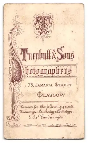 Fotografie Turnbull & Sons., Glasgow, 75. Jamaica Street, Sitzender Mann mit Frau im geschmückten Kleid