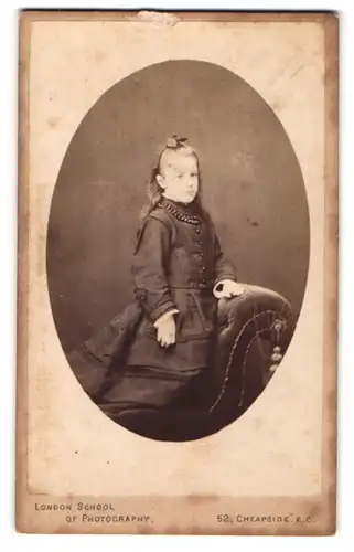 Fotografie School of Photography, London, 52. Cheapside, Junges Mädchen im schwarzen Kleid auf Recamiere