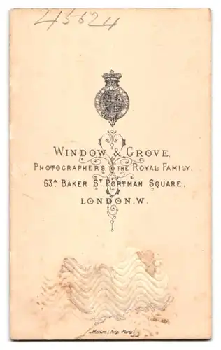 Fotografie Window & Grove, London, 63A. Baker St., Junges Mädchen sitzend mit Kreuzbrosche und Buch