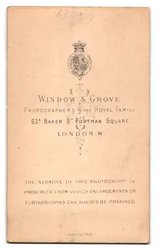 Fotografie Window & Grove, London, 63A. Baker St., Sitzende Dame mit Buch in der Hand