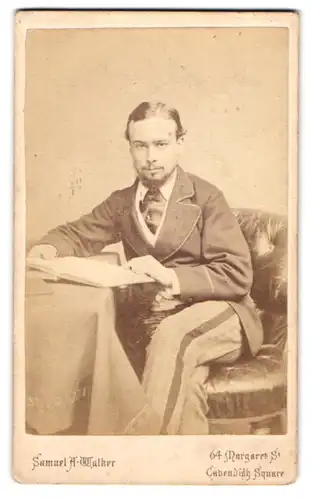 Fotografie Samuel A. Walker, London, 64. Margaret St., Lesender Mann auf Ledersessel am Tisch