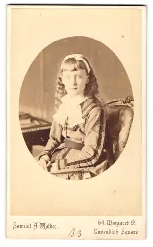 Fotografie Samuel A. Walker, London, 64. Margaret St., Junges Mädchen auf Sessel mit Schleife im Haar