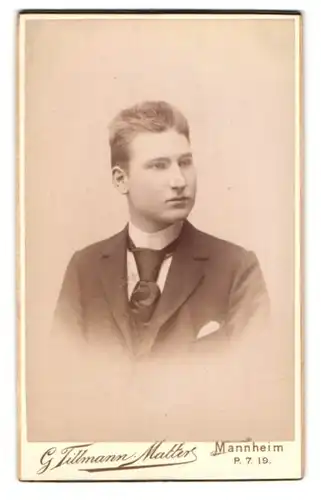 Fotografie G Tillmann Matter, Mannheim, P. 7.19. Heidelbergstr., Junger Mann mit Krawatte im Halbprofil