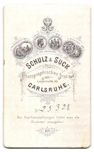 Fotografie Schulz & Suck, Carlsruhe, Langestrasse 227, Mann im Halbprofil mit Jacket zur Seite schauend