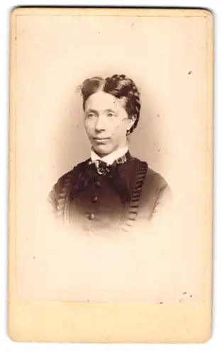Fotografie Th. Wode, Giessen, Neuen Bäuen, Porträt einer Dame mit geflochtenen Haaren