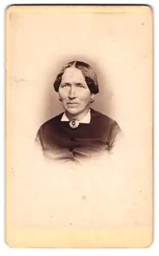 Fotografie Th. Wode, Giessen, Neuen Bäuen, Gestandene Dame mit Brosche