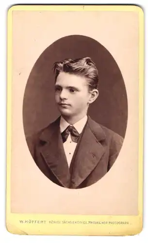 Fotografie W. Höffert, Dresden, See-Str. 10., Junger Mann mit seitlichem Blick