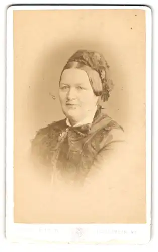 Fotografie Jos. Fier, Trier, Fleischstr. 40, Gestandene Frau mit Spitzenbesatz und Schmuck im Haar