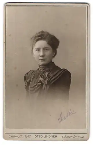 Fotografie Otto Lindner, Berlin, C. König-Str. 30, Junge Dame mit plissiertem Gewand mit Schleife