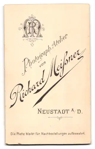 Fotografie R. Meissner, Neustadt a. D., Kleinkind im weissem Kleid an Stuhl abstützend