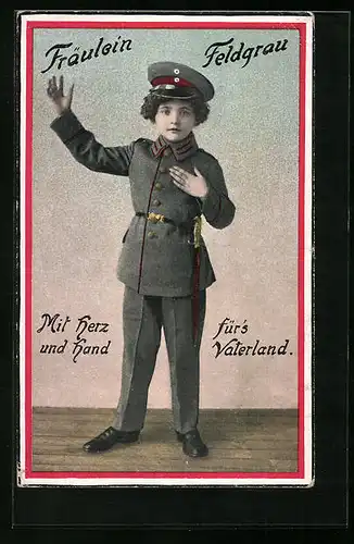 AK Fräulein Feldgrau, Soldatin in Uniform mit Schirmmütze