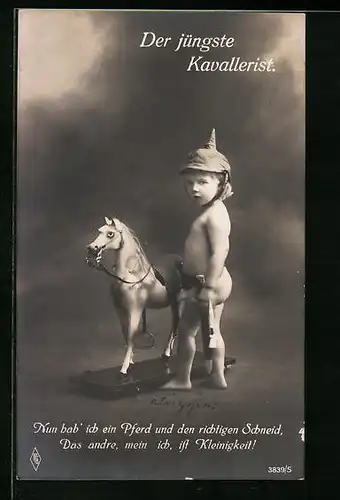 AK Der jüngste Kavallerist, Nackter kleiner Junge mit Pickelhaube und Spielzeugpferd, Kinder Kriegspropaganda