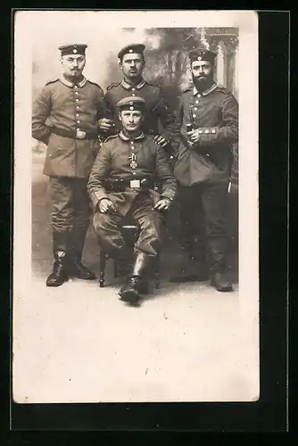 Foto-AK Fünf Soldaten in Uniform, einer mit Eisernem Kreuz