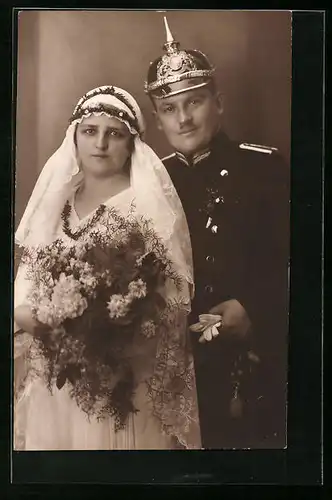 Foto-AK Soldat in Uniform mit bayerischer Pickelhaube nebst Braut