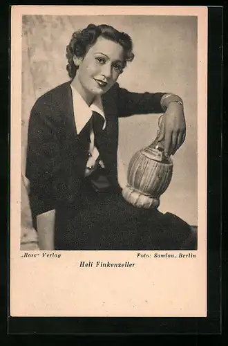 AK Schauspielerin Heli Finkenzeller im Kostüm mit bauchiger Flasche