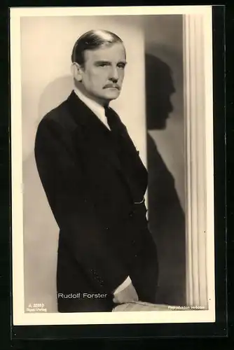 AK Schauspieler Rudolf Forster in dunklem Anzug einen Schatten werfend
