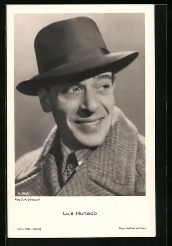 AK Schauspieler Luis Hurtado in kariertem Mantel mit Hut