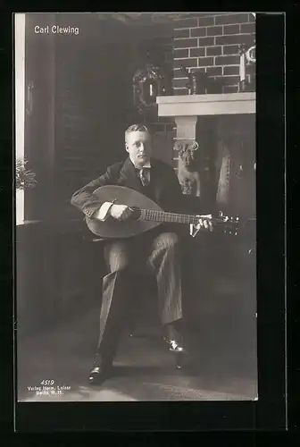 AK Schauspieler Carl Clewing als Musiker vor dem Kamin