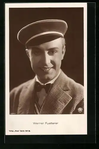 AK Schauspieler Werner Fuetterer mit Fliege und Mütze