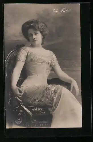 AK Schauspielerin Else Frölich in edlem Kleid auf einem Stuhl