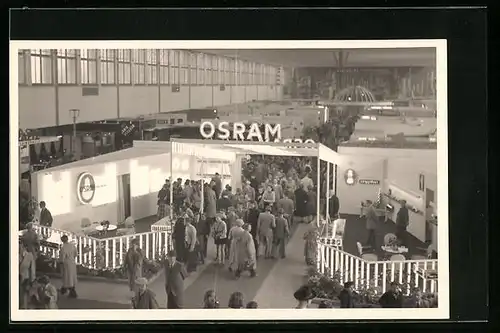 AK OSRAM-Stand in einer Ausstellungshalle mit Besuchern