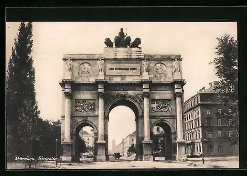 AK München, Strassenpartie mit Siegestor