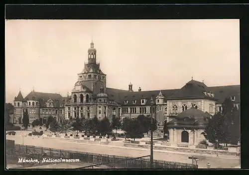 AK München, Strassenpartie mit Nationalmuseum