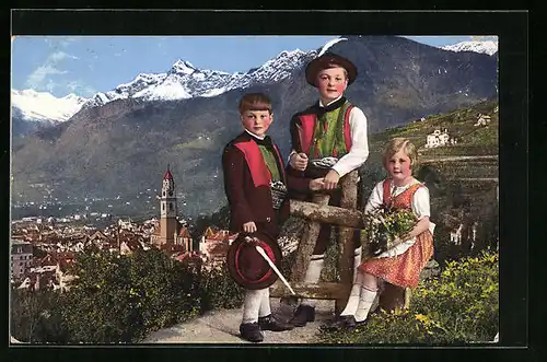 AK Meran, Teilansicht und drei Kinder in Tracht