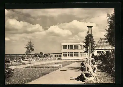 AK Sternberg /Meckl, Urlauber vor der Konsumstrandgaststätte