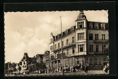 AK Zinnowitz auf Usedom, Strassenpartie mit Gebäudeansicht