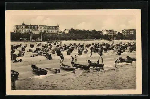AK Ahlbeck, Am Strand mit Besuchern und Booten