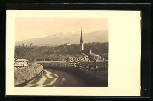 Foto-AK Amras, Strassenpartie mit Kirche