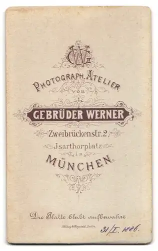 Fotografie Gebrüder Werner, München, Zweibrückenstr. 2, Junge Dame im Kleid mit Kragenbrosche