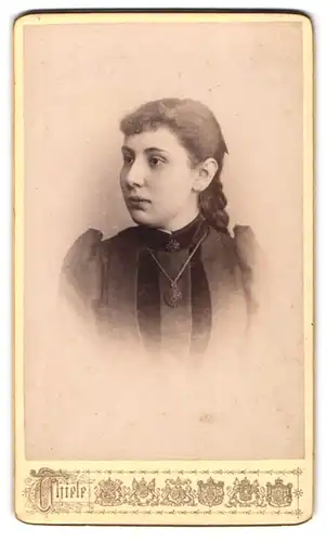 Fotografie Hugo Thiele, Mainz, Gr. Bleiche 48, Junge Dame mit Kragenbrosche und Amulett