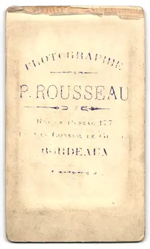 Fotografie P. Rousseau, Bordeaux, Bürgerliche Dame mit einem Fächer