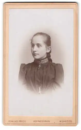 Fotografie Edmund Frede, Münster, Neubrückenstr. 6, Junge Dame im hübschen Kleid