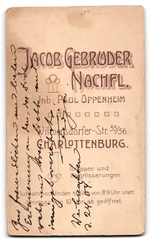 Fotografie Jacob Gebrueder Nachfl., Berlin-Charlottenburg, Wilmersdorfer-Str. 55-56, Modisch gekleideter Herr mit Stock