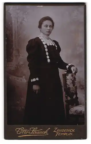Fotografie Otto Strauch, Zehdenick, Am Markt 1, Junge Dame im hübschen Kleid
