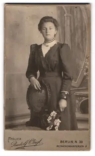 Fotografie Rudolf Obigt, Berlin, Reinickendorferstr. 2, Junge Dame im Kleid mit Blumen