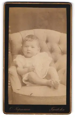 Fotografie O. Siepmann, Iserlohn, Süsses Kleinkind im Hemd mit nackigen Füssen