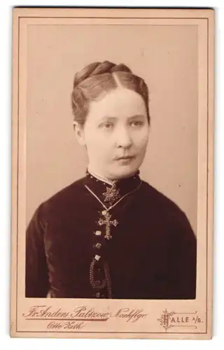 Fotografie Fr. Anders Paltzow Nachflgr. Otto Zeth, Halle a. S., Grosse Ulrichstr. 35, Frau mit Kragenbrosche & Kreuzkette