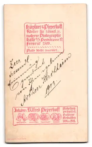 Fotografie Höpfner & Pieperhoff, Halle a /S., Poststr. 19, Junger Herr im Anzug mit verschränkten Armen