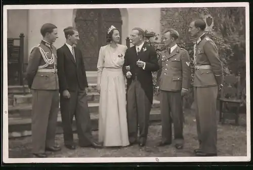 Fotografie Gräfin Marie Louise von Oppersdorff bei ihrer silbernen Hochzeit, flankiert von ihren vier Söhnen