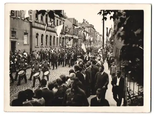 6 Fotografien unbekannter Fotograf, Ansicht Pirmasens, Kaiserstrasse, Festumzug mit Zirkus-Elefanten, Militär-Orchester