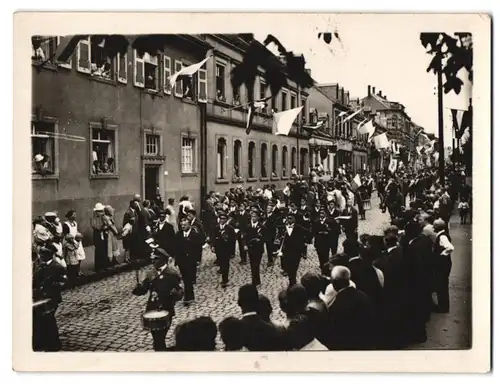 6 Fotografien unbekannter Fotograf, Ansicht Pirmasens, Kaiserstrasse, Festumzug mit Zirkus-Elefanten, Militär-Orchester